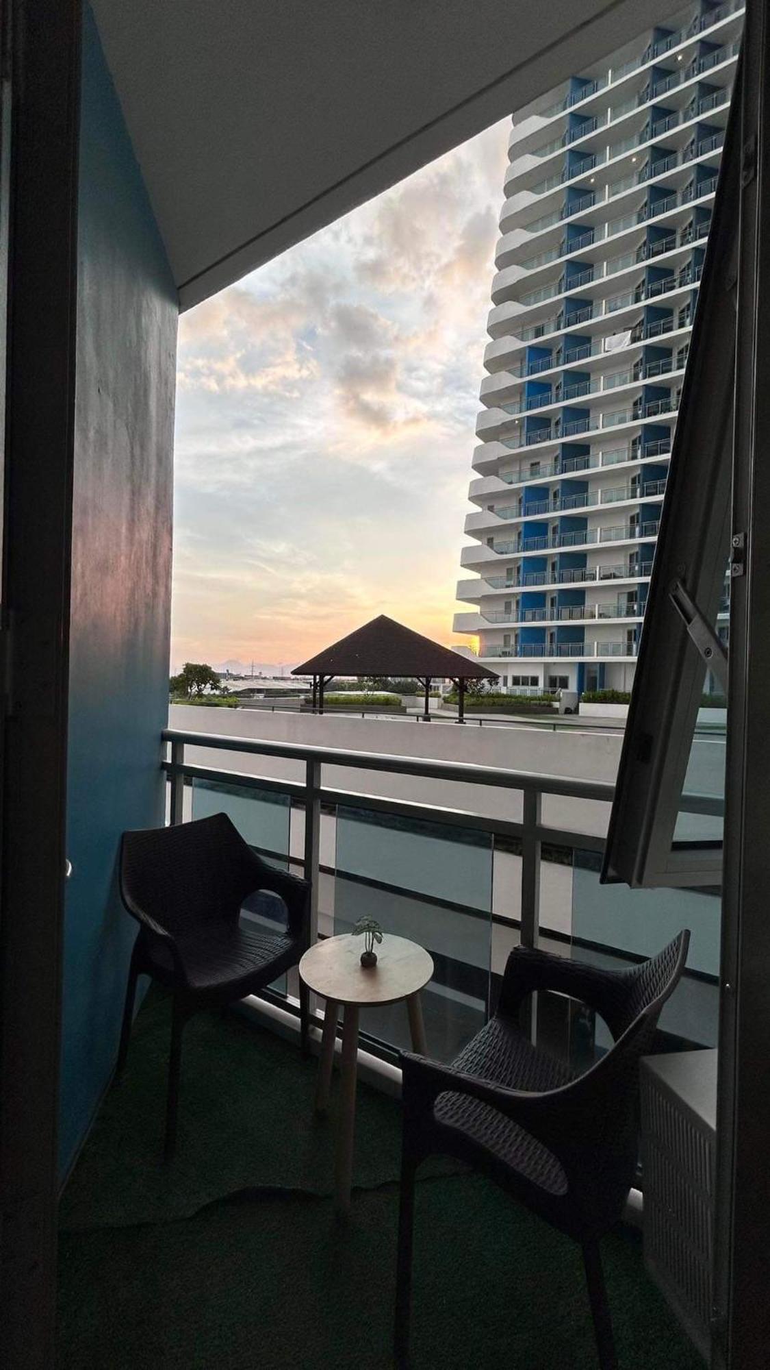 Kurlix Suites Of Azure North San Fernando  Exterior photo